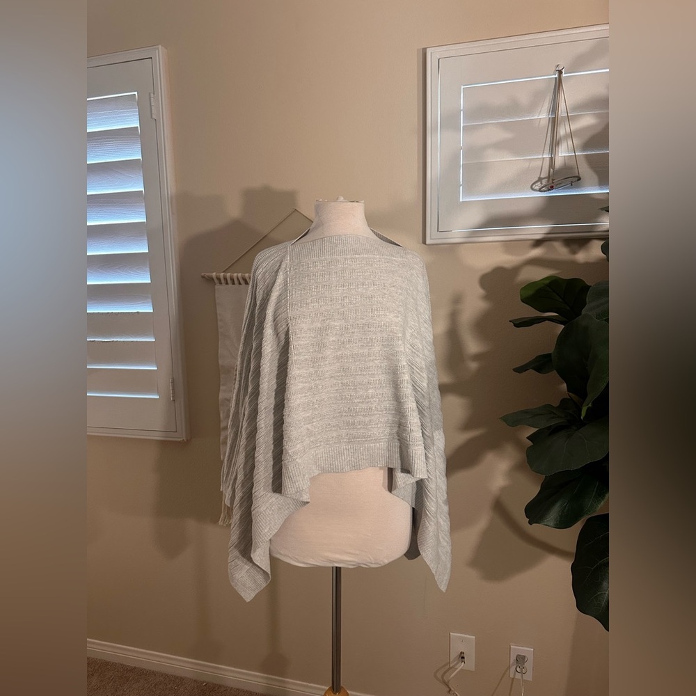 Lululemon Forward Flow Poncho in Gray